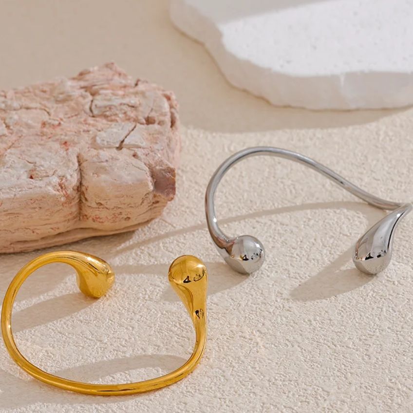 Serelis Twist Cuff