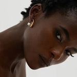 Load image into Gallery viewer, Earrings Lumi Linea – Minimalist Pearl Studs in 18K Gold Plating
