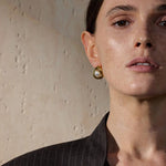 Load image into Gallery viewer, Earrings Ovale Lumi – Geometric Hollow Studs with Pearl Accent

