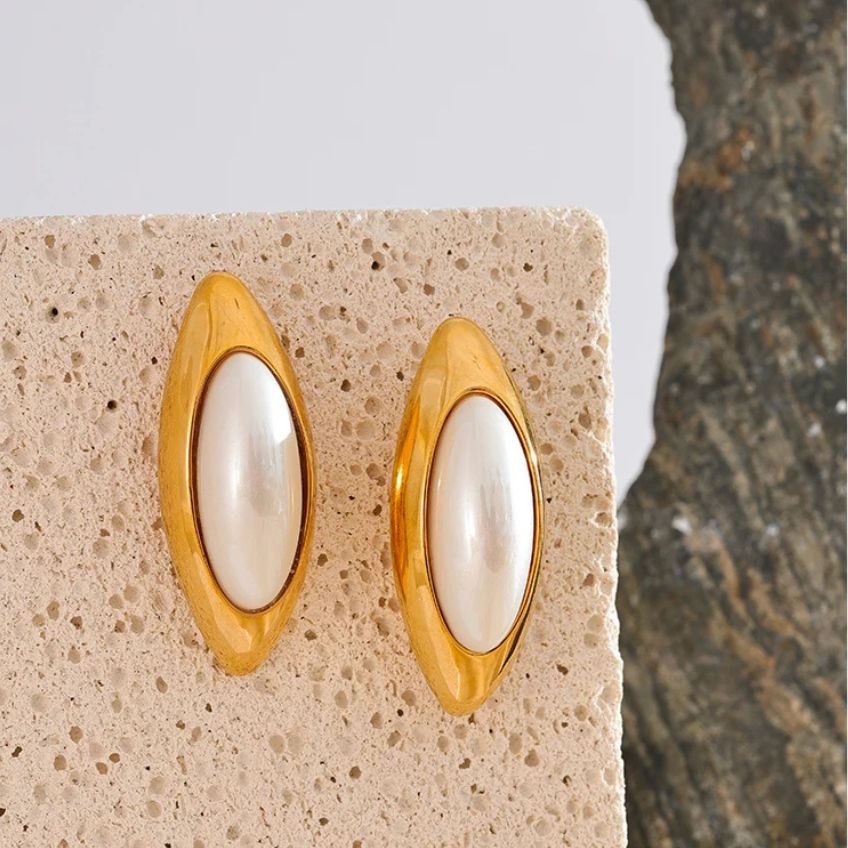 Earrings Auréole Oval – Bold Pearl Studs with Golden Finish