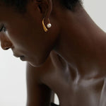 Load image into Gallery viewer, Earrings Lumi Linea – Minimalist Pearl Studs in 18K Gold Plating
