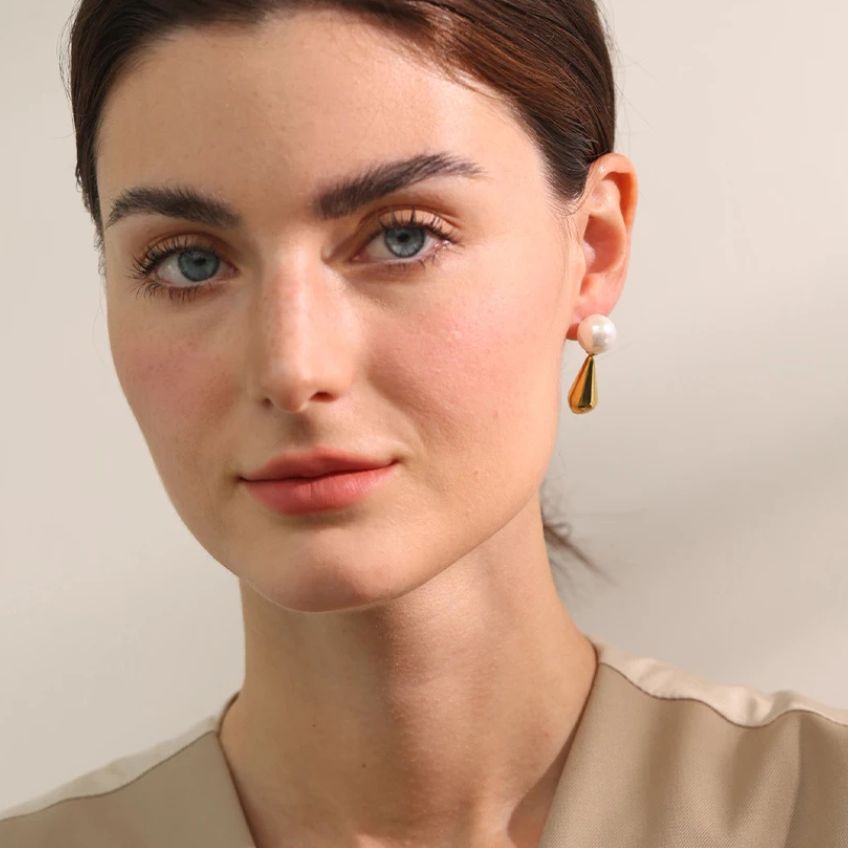 Earrings Lumi Drop – Teardrop Pearl Studs in Stainless Steel